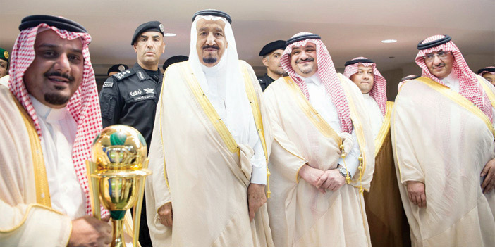  الأمير نواف بن سعد تسلم الكأس من يد خادم الحرمين الشريفين