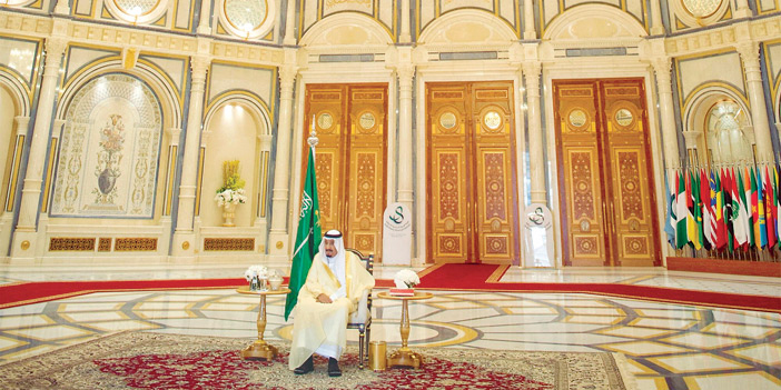 الملك يستقبل قادة الدول المشاركة في القمة 