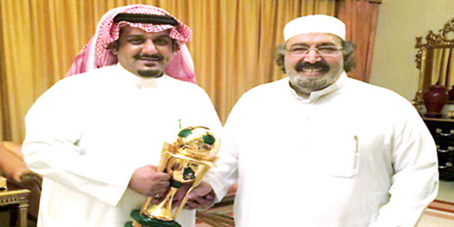 الأمير نواف بن سعد يقدِّم الكأس للأمير بندر بن محمد