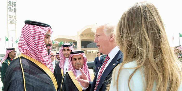  الرئيس الأمريكي دونالد ترمب خلال مغادرته الرياض.. والأمير محمد بن سلمان في مقدمة مودعيه