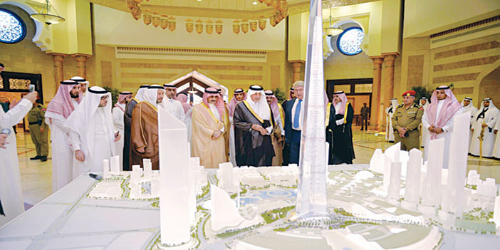  الأمير الفيصل خلال إطلاعه على مشروع البرج