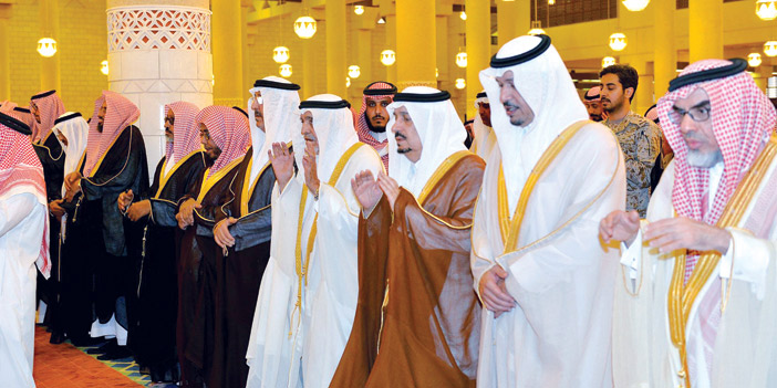  أمير منطقة الرياض يؤدي الصلاة على الفقيد