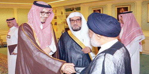  الأمير أحمد بن فهد خلال لقائه المشايخ