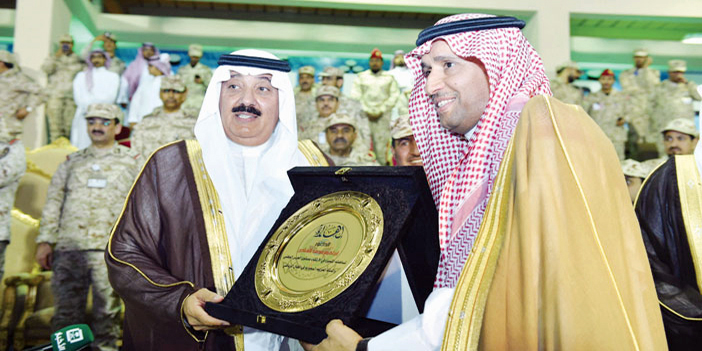  الأمير متعب بن عبدالله يكرّم الدكتور القناص