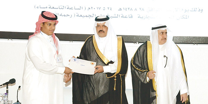  الأمير عبدالعزيز يكرم أحد الخريجين