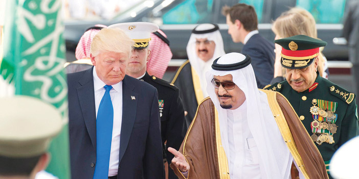  خادم الحرمين الشريفين خلال استقباله لترمب خلال زيارته الأخيرة للرياض