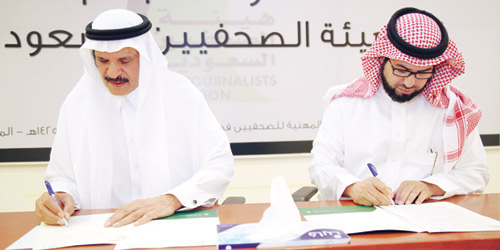  رئيس هيئة الصحفيين أثناء توقيع الاتفاقية