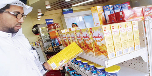  مفتش البلدية يتأكد من تاريخ الصلاحية