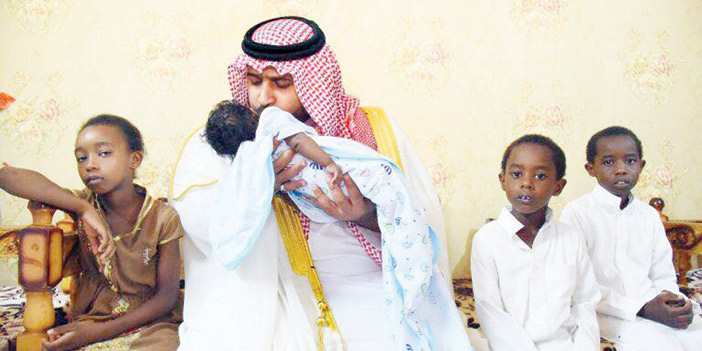  الأمير محمد يقبل مولود الشهيد