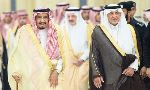  خادم الحرمين لدى الاستقبال وإلى جواره أمير منطقة مكة المكرمة