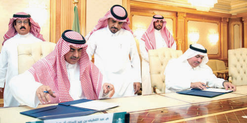  الأمير تركي بن سعود وآل الشيخ أثناء التوقيع