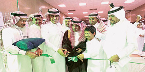  العاصم والمحتفى به وأحد أعضاء جميعة لغة الإشارة يفتتحون المعرض