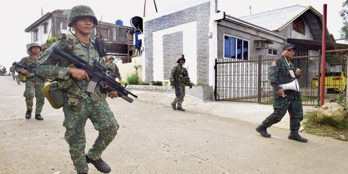  الجيش الفلبيني يمشط شوارع مدينة مراوي بحثاً عن المسلحين