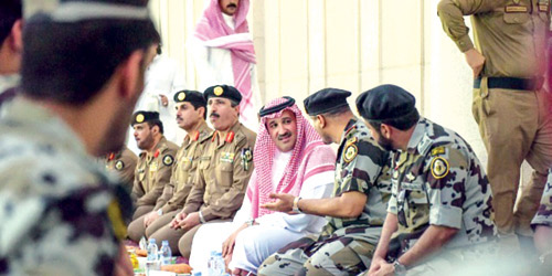  الأمير فيصل يتناول الإفطار مع رجال الأمن