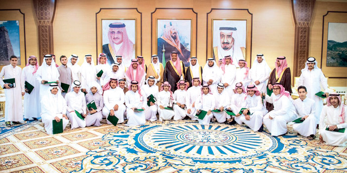  الأمير حسام بن سعود يتوسط القيادات التعليمية والأوائل