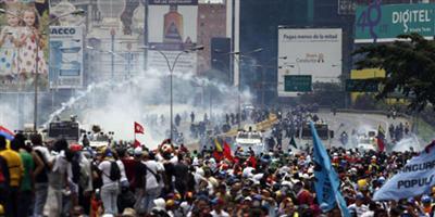 إصابة 100 شخص في اشتباكات متجددة بين متظاهرين والشرطة في فنزويلا 