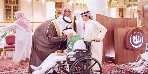  سموه يُقبل رأس أحد الحفظة من ذوي الاحتياجات الخاصة