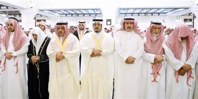 نائب أمير منطقة الرياض يؤدي صلاة الميت على شهيد الواجب السبيعي 