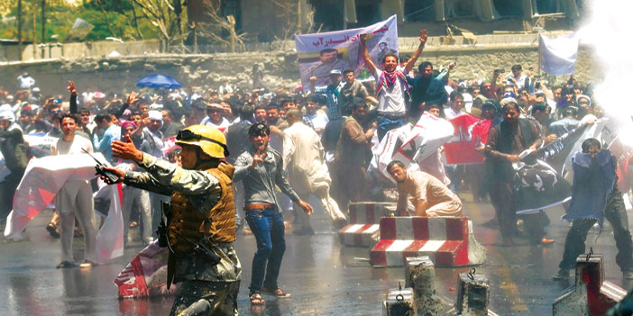  مظاهرات عنيفة في العاصمة كابول تطالب بإسقاط الحكومة بينما تقوم قوات الأمن بتفرقة المتظاهرين