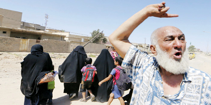  أحد العراقيين الغاضبين على داعش وعلى ما تقوم به التي أدت إلى نزوح الكثير من أراضيهم