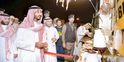  الأمير عبد الله متجولاً داخل أجنحة المهرجان