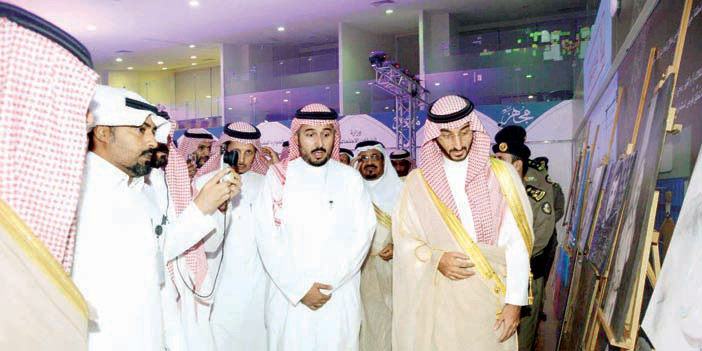  الأمير عبد الله يشاهد المعرض المصاحب