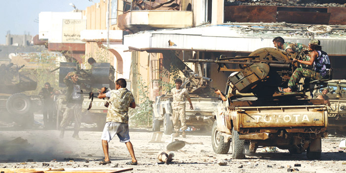  أفراد من الجيش الليبي يشتبكون مع عناصر مسلحة بإحدى المدن الليبية