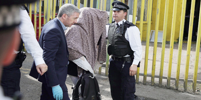  الشرطة البريطانية تواصل عمليات المداهمات والاعتقالات