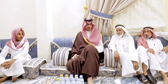  الأمير سعود بن خالد في منزل شهيد الواجب