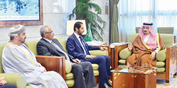  الأمير فيصل بن بندر لدى استقباله عميد السلك الدبلوماسي ورؤساء المجموعات الدبلوماسية