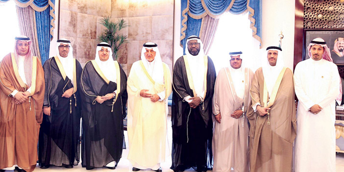  الأمير خالد مع مسؤولي العمل والتنمية الاجتماعية بمنطقة مكة