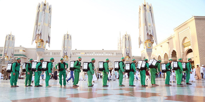  يستعدون لتوزيع المياه في الروضة