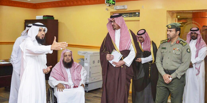  الأمير سعود يستمع إلى شرح عن نشاطات الجمعية