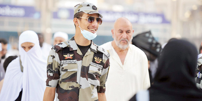  رجال قوات الطوارئ يستقبلون ضيوف الرحمن بالترحاب والابتسامة