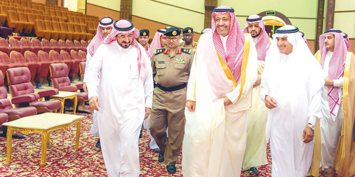  الأمير حسام خلال زيارته لمركز الملك عبدالعزيز الحضاري