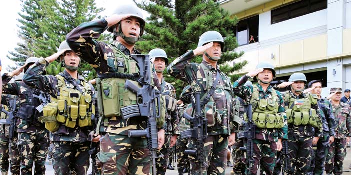  الجنود الفلبينيون في مراوي يؤدون تحية العلم احتفالاً بذكرى الاستقلال وتزامناً مع استمرار القتال