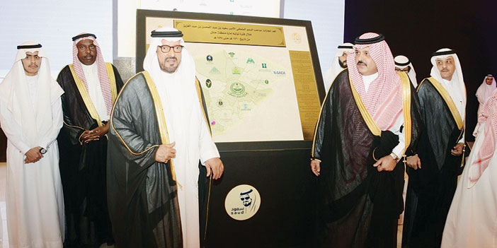  الأمير سعود والأمير عبدالعزيز وخلفهما لوحة الإهداء
