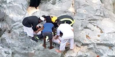 مدني النماص ينقذ شخصاً سقط بمنحدر صخري 
