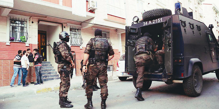  القوات التركية أثناء حملة الاعتقالات لداعمي الانقلاب