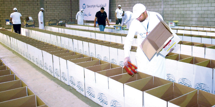  جانب من تعبئة السلال الغذائية