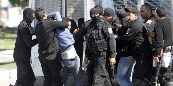  القوات التونسية أثناء اعتقالهم لعناصر الخلية التفكيرية