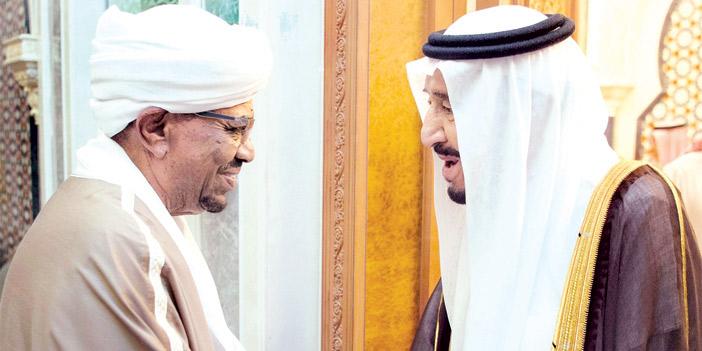   خادم الحرمين مصافحاً الرئيس السوداني