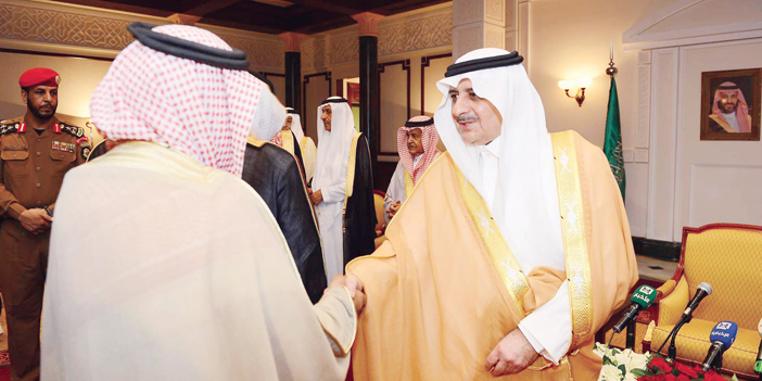 أمير تبوك يستقبل المبايعين من أهالي المنطقة لسمو ولي العهد 