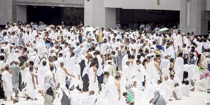 جموع المصلين في المسجد الحرام يؤدون صلاة آخر جمعة من شهر رمضان المبارك 