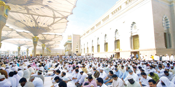 نصف مليون مصلٍّ يودعون الجمعة الأخيرة من رمضان بالمسجد النبوي 