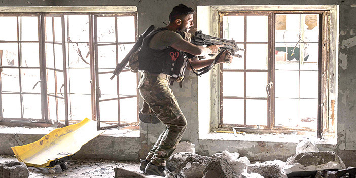  جندي عراقي أثناء الاشتباك مع داعش بالموصل القديمة