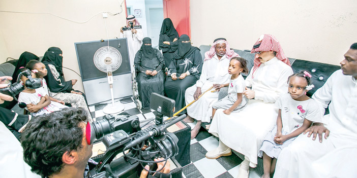   الأمير الوليد بن طلال مع المستفيدين من المشروع