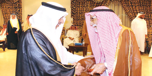  محافظ الجبيل يستقبل أحد كبار السن من المبايعين