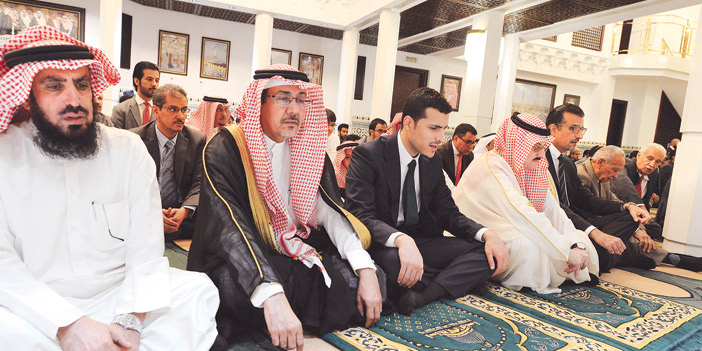   الأمير محمد بن نواف يؤدي صلاة العيد