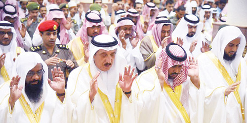  سمو أمير المنطقة يتقدم المصلين